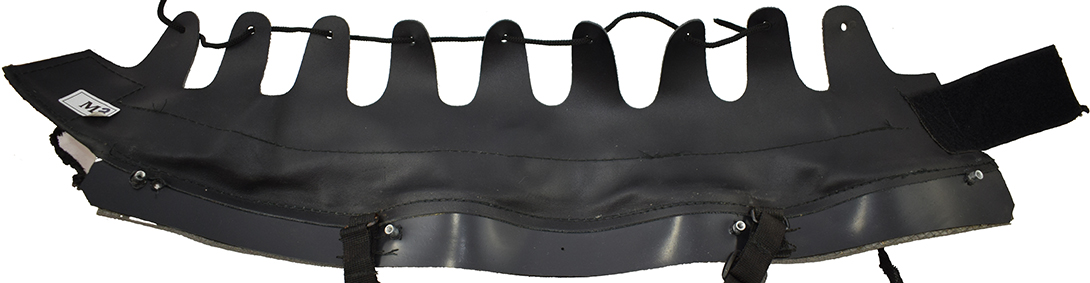 Coiffe en cuir cousue sur un cerclage en plastique. Coiffe en cuir cousue sur un cerclage en plastique.