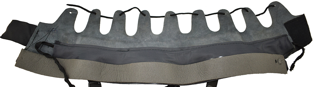 Revers, cerclage doublé de mousse néoprène, et fourreau en toile avec lacet pour régler la tension de la coiffe. Revers, cerclage doublé de mousse néoprène, et fourreau en toile avec lacet pour régler la tension de la coiffe.