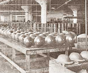 Fabrication du casque US model 1917. Fabrication du casque US model 1917.