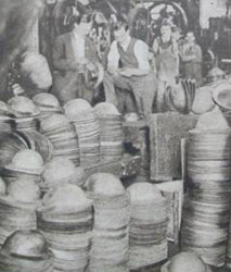 Fabrication du casque US model 1917. Fabrication du casque US model 1917.