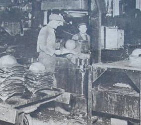 Fabrication du casque US model 1917. Fabrication du casque US model 1917.