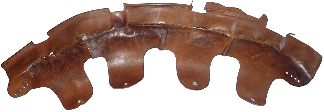 Coiffe en cuir, envers/revers. Coiffe en cuir, envers/revers.