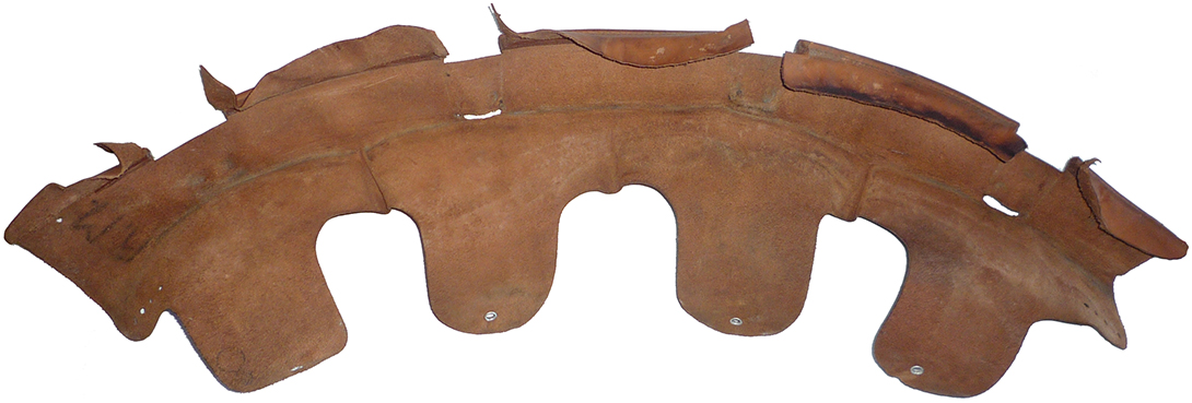 Coiffe en cuir, envers/revers. Coiffe en cuir, envers/revers.