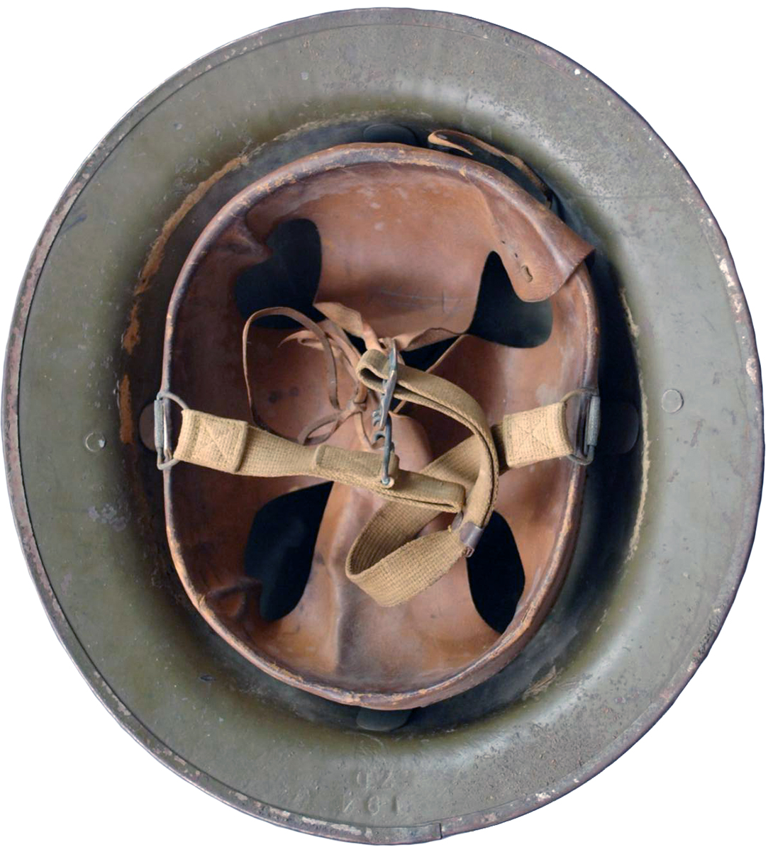 Vue intérieur, notez les fourreaux de jugulaires supprimés. Vue intérieur, notez les fourreaux de jugulaires supprimés.