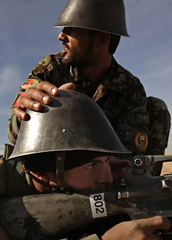 Exemple d'utilisation de casques roumain mod&egrave;le 73.
