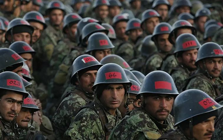 Exemple d'utilisation de casques roumain mod&egrave;le 73.