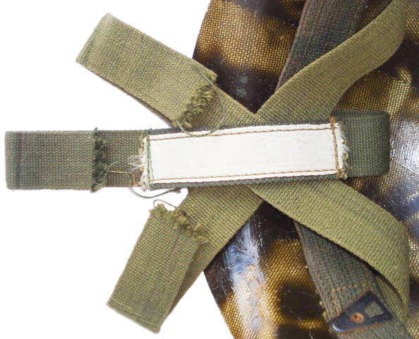 Suspension, étiquette patronymique au verso. Suspension, étiquette patronymique au verso.