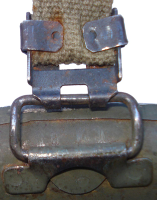 Pontet mobile, et clip métallique de maintien de la jugulaire. Pontet mobile, et clip métallique de maintien de la jugulaire.