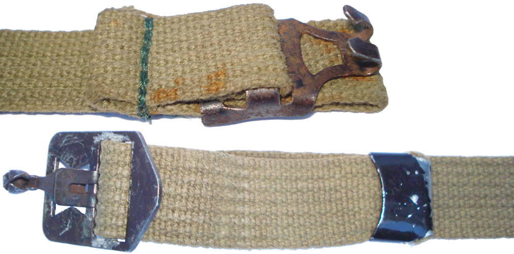 Jugulaire, partie courte avec crochet et partie longue avec boucle de fixation. Jugulaire, partie courte avec crochet et partie longue avec boucle de fixation.