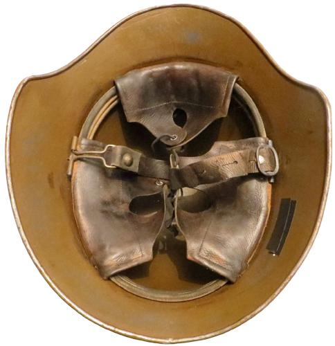 Vue intérieure (exemplaire muni d'une jugulaire réparée). Vue intérieure (exemplaire muni d'une jugulaire réparée).