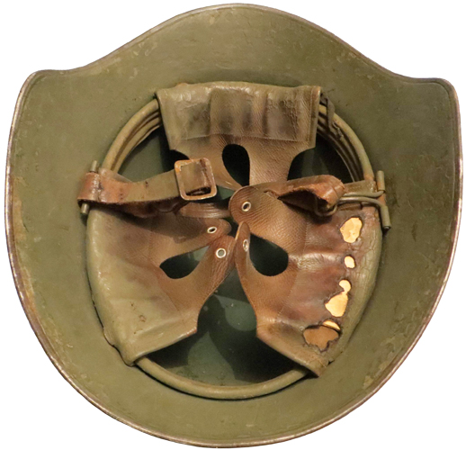 Vue intérieure (exemplaire muni d'une jugulaire de fabrication argentine). Vue intérieure (exemplaire muni d'une jugulaire de fabrication argentine).