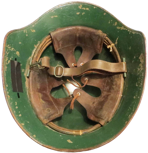 Vue intérieure (exemplaire muni d'une jugulaire réparée). Vue intérieure (exemplaire muni d'une jugulaire réparée).