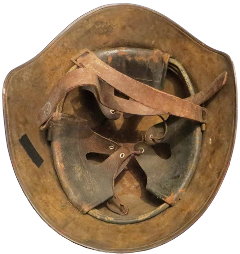 Vue intérieure (exemplaire muni d'une jugulaire en deux parties de confection argentine). Vue intérieure (exemplaire muni d'une jugulaire en deux parties de confection argentine).