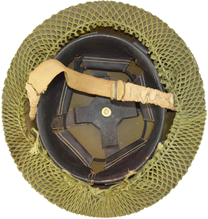 Maintenu par un cordon.