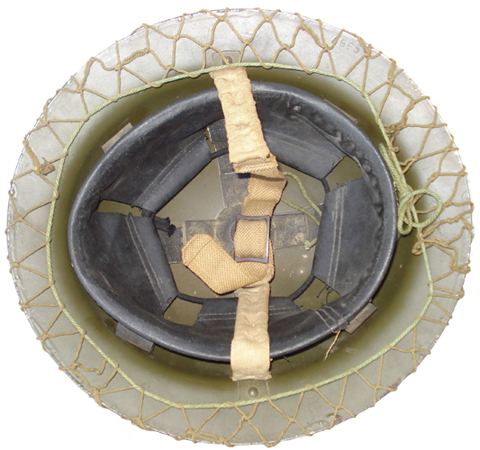 Maintenu par un cordon.