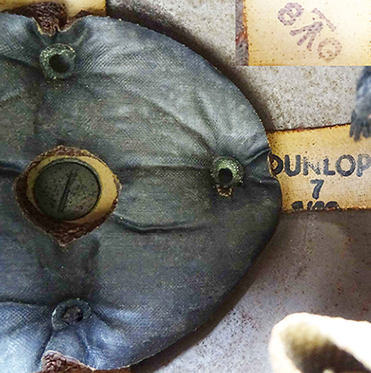 Tampon amortisseur ovale, coiffe maintenue par vis et écrou Mark I.