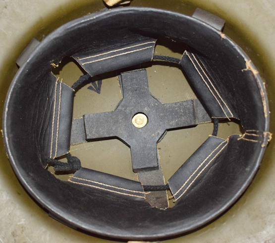 Coiffe avec tampons amortisseur fendus.