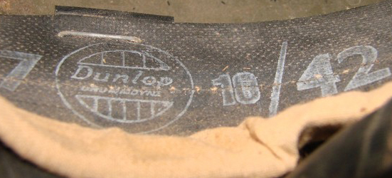 Coiffe Dunlop, taille 7, fabriquée en octobre 1942.