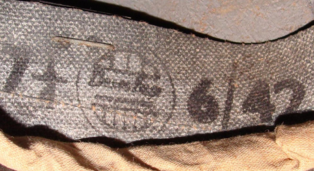 Coiffe Dunlop (marquage noir), taille 7¼, fabriquée en juin 1942.