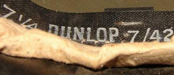 Coiffe Dunlop (sans logo), taille 7¼, fabriquée en juillet 1942.
