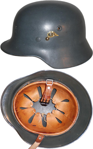 Casque allemand modèle 40 reconditionné pour la B-Gendarmerie. Casque allemand modèle 40 reconditionné pour la B-Gendarmerie.