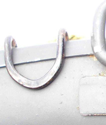 Détail crochet de maintien du bandeau. Détail crochet de maintien du bandeau.