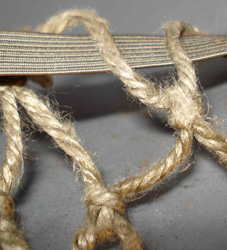 Détail élastique de maintien. Détail élastique de maintien.