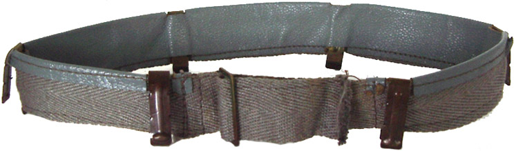 Bandeau de tour de tête en similicuir de couleur Feldgrau. Bandeau de tour de tête en similicuir de couleur Feldgrau.