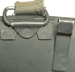 Crochet de maintien du sous-casque. Crochet de maintien du sous-casque.