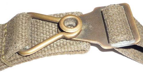 Jugulaire fixée. Jugulaire fixée.