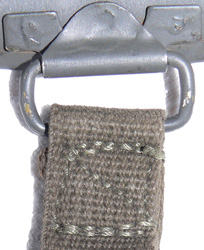 Jugulaire fixée par couture carrée. Jugulaire fixée par couture carrée.