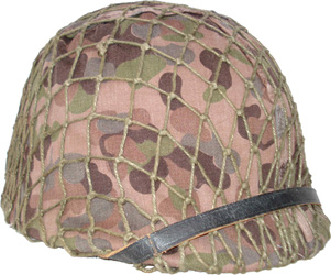 Casque camouflé avec une capuche. Casque camouflé avec une capuche.