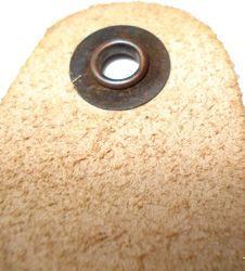 Œillet de passage du lacet. Œillet de passage du lacet.