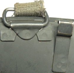 Crochet de maintien du sous-casque. Crochet de maintien du sous-casque.