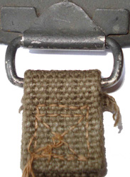 Jugulaire fixée par couture carrée. Jugulaire fixée par couture carrée.