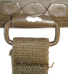 Jugulaire fixée par couture en ligne. Jugulaire fixée par couture en ligne.