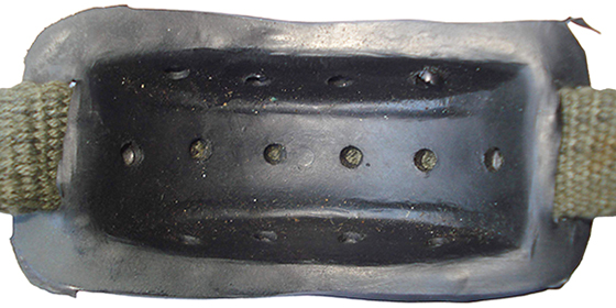 Mentonni&egrave;re en plastique moul&eacute;.