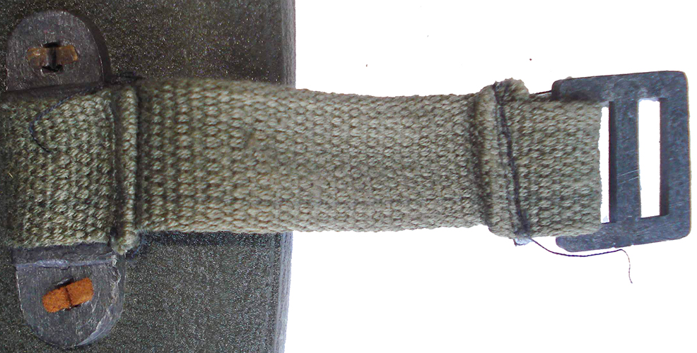 Jugulaire, partie courte avec boucle de fermeture.