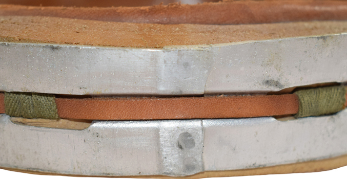 Jointure cerclage en aluminium et passage lacet en cuir. Jointure cerclage en aluminium et passage lacet en cuir.