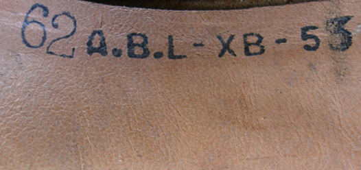 Fabrication X.B 1953 - marquage coiffe. Fabrication X.B 1953 - marquage coiffe.