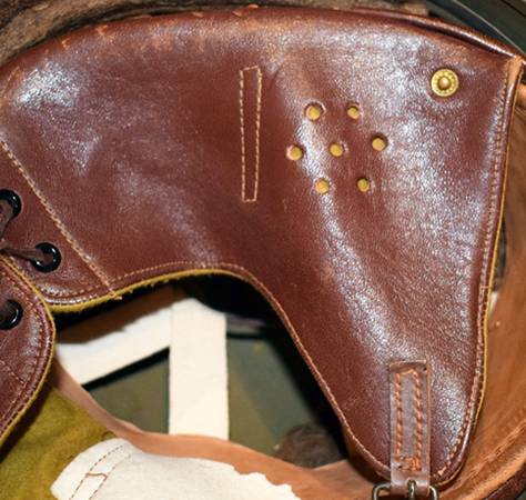 Bavolet gauche, avec boucle à ardillon de fermeture et bouton pression mâle.