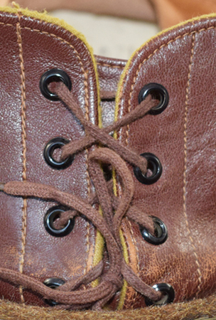 Jointure des bavolets lacée.