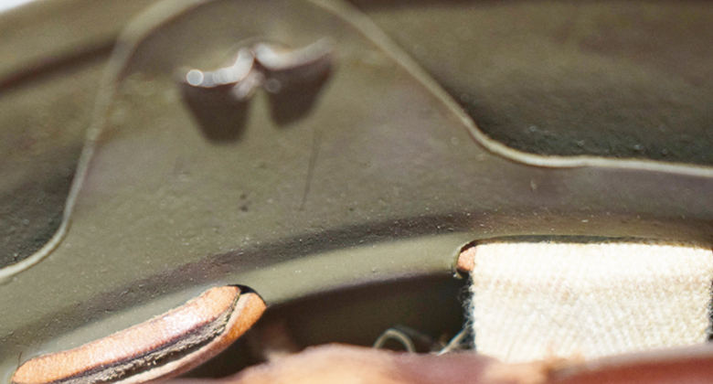 Lacet en cuir de maintien de la coiffe.