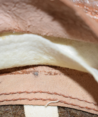 Doublure du bandeau de tête en feutre.