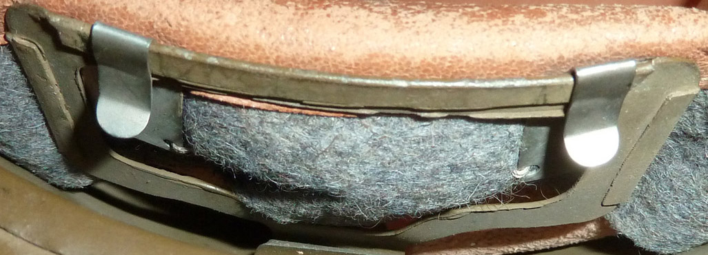 Détail fixation, une paire d'agrafes métalliques répartie par lame ressort. Détail fixation, une paire d'agrafes métalliques répartie par lame ressort.