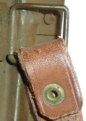 Détail fixation par rivet à double tête. Détail fixation par rivet à double tête.