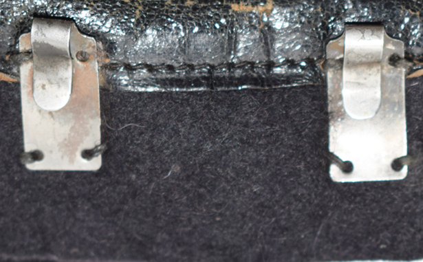 Agrafes fixées par paire. Agrafes fixées par paire.