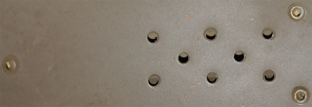 Trous d'aération, et cimier fixé à l'aide de rivets tubulaires. Trous d'aération, et cimier fixé à l'aide de rivets tubulaires.