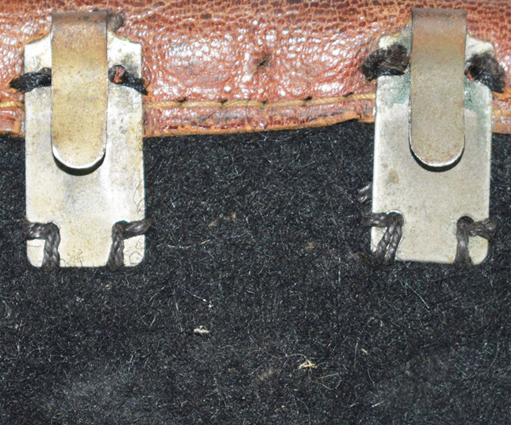 Agrafes fixées par paire. Agrafes fixées par paire.