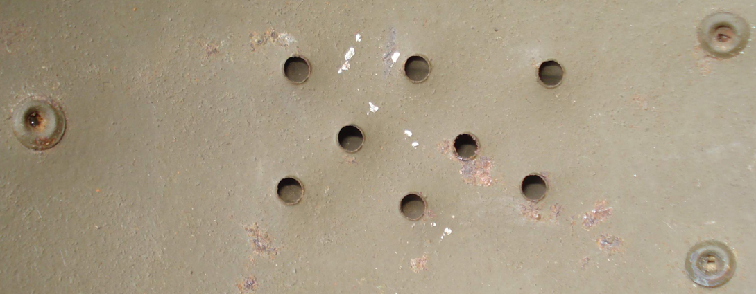 Trous d'aération, et cimier fixé à l'aide de rivets tubulaires. Trous d'aération, et cimier fixé à l'aide de rivets tubulaires.
